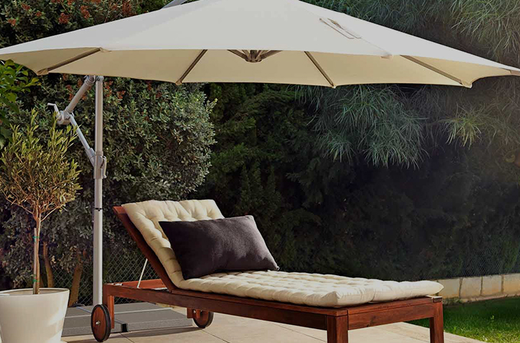 Bagaimanakah bahan payung teras mempengaruhi ketahanan dan perlindungan matahari?